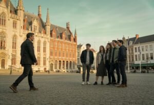 grupo de jovens conversando em uma praça europeia enquanto um homem mais velho se aproxima, representando a entrada em um novo grupo