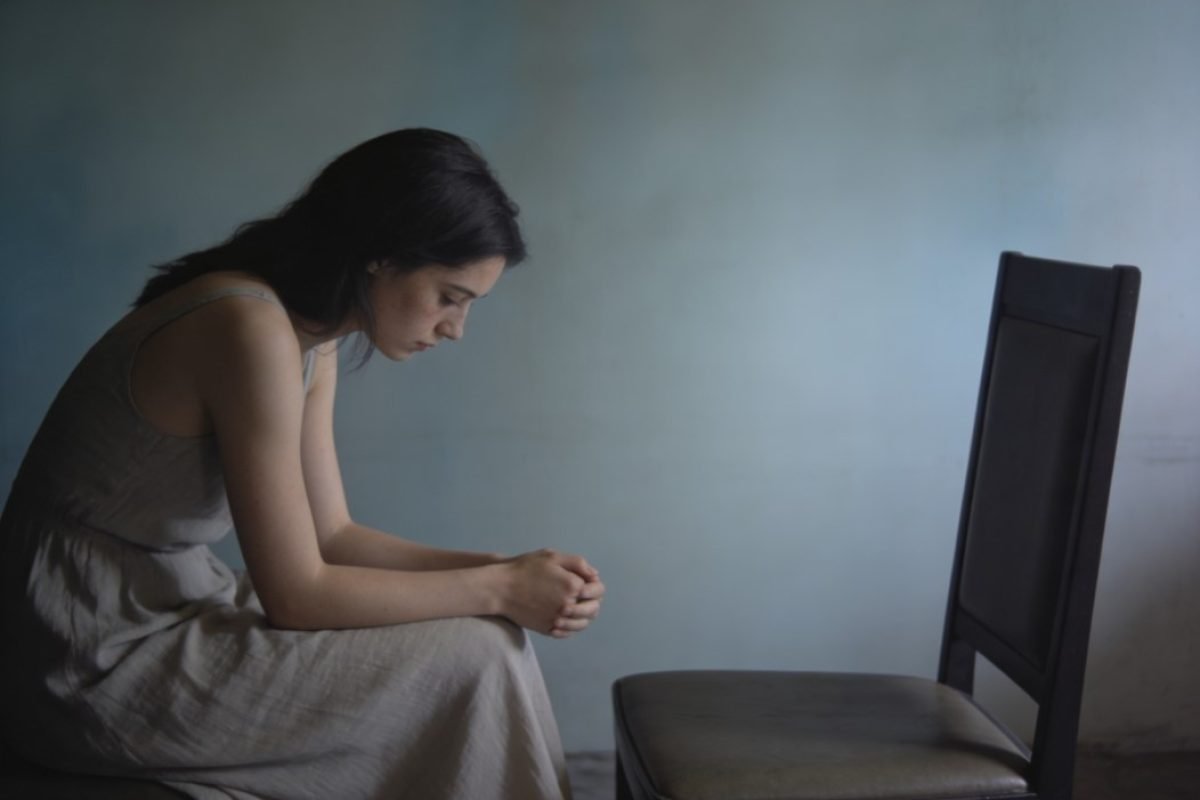 Cadeira vazia simbolizando luto amoroso e ausência emocional
