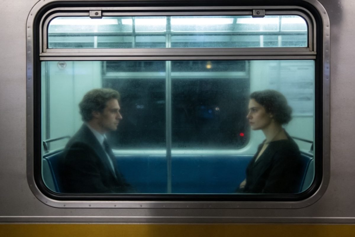 Casal em metrô com reflexos opacos representando vínculos sem clareza emocional.